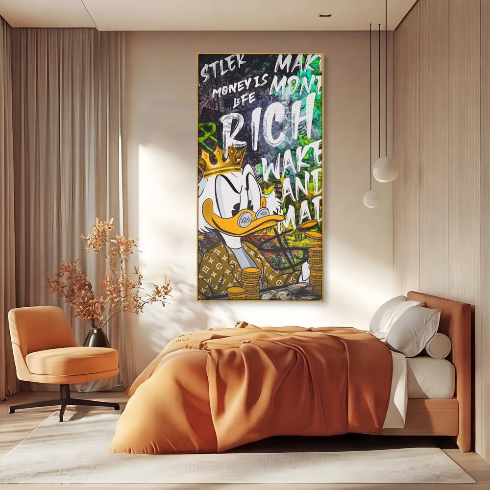 Tablou canvas cu tablou canvas cu scrooge mcduck si bani, in rama de aluminiu auriu, pe perete intr-un dormitor